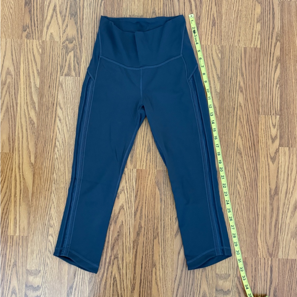 Women’s Lululemon Gray 7/8 Leggings, size 6 - Picture 4 of 6